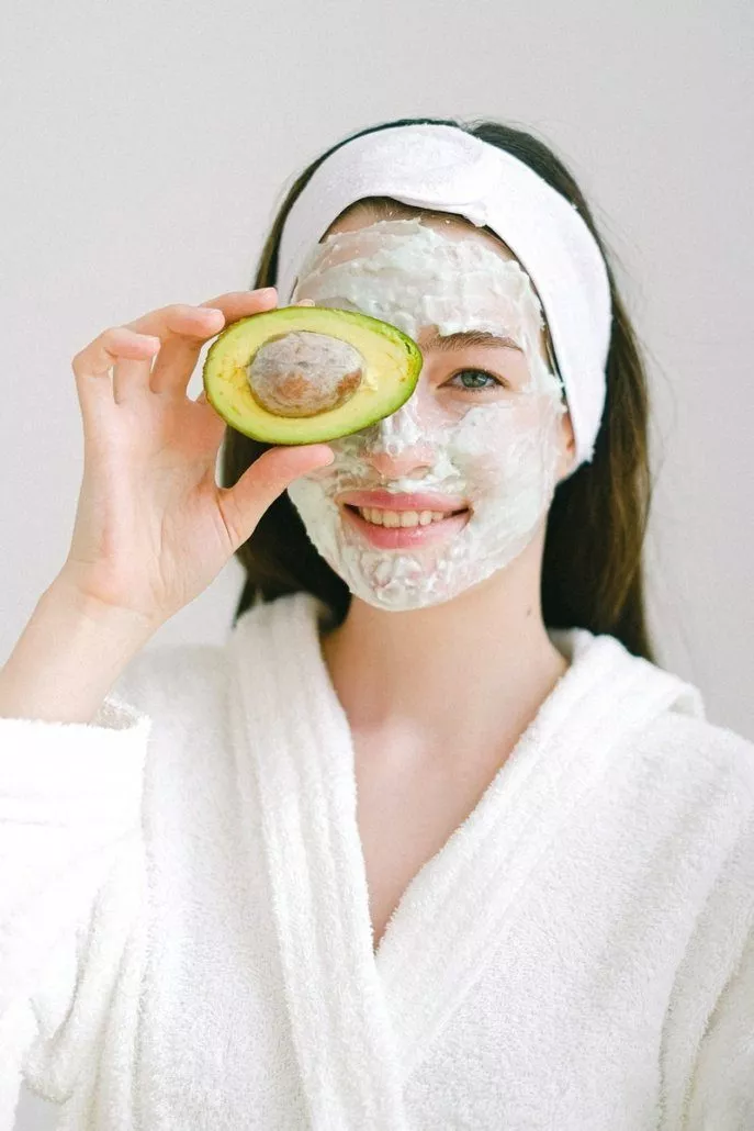 Frau beim Wellness im Parkhotel Nümbrecht mit Gesichtsmaske und Avocado vor dem Auge