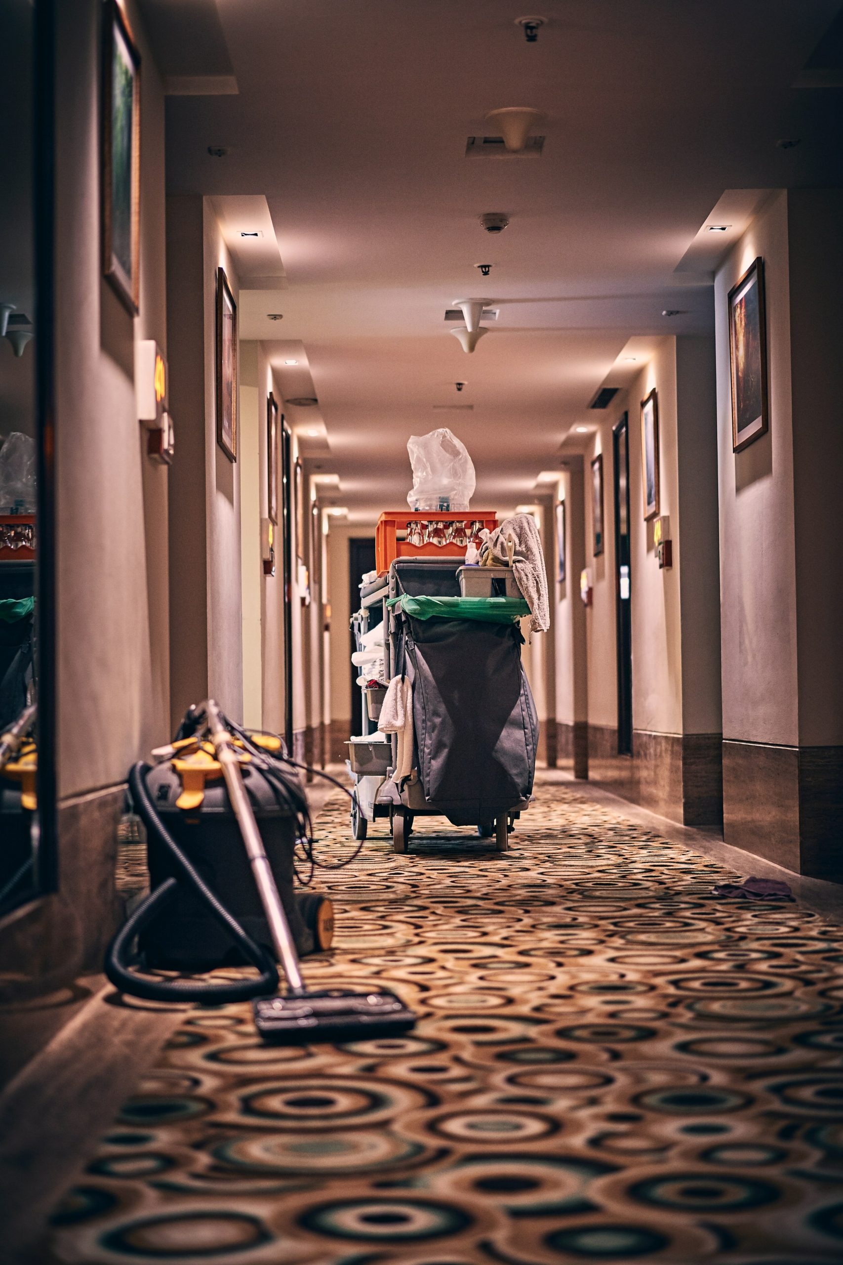 Hotelflur mit Staubsauger und Housekeepingwagen