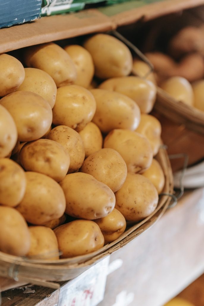 Saubere kleine Kartoffeln im geflüchteten Korb