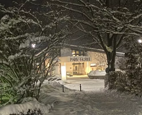 Eingangsbereich des Parkhotels Nümbrecht im Schnee
