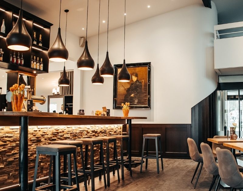 Eine stilvolle Bar im Parkhotel Nümbrecht mit eleganter Beleuchtung, modernen Barhockern und einer gemütlichen Atmosphäre.