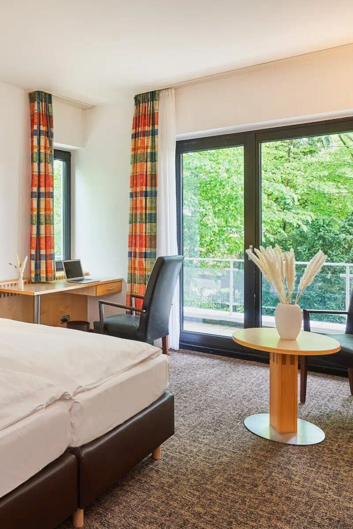 Gemütliches Zimmer mit Sitzgruppe und Zugang zur Terrasse