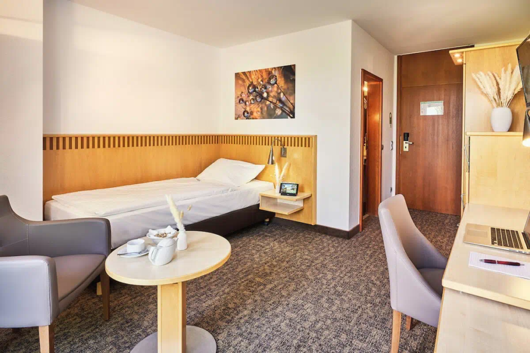 Hotelzimmer mit Sitzbereich und dekorativem Wandbild