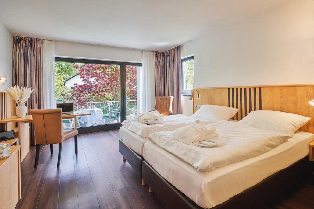 Doppelzimmer mit Balkon und Blick auf Gartenlandschaft