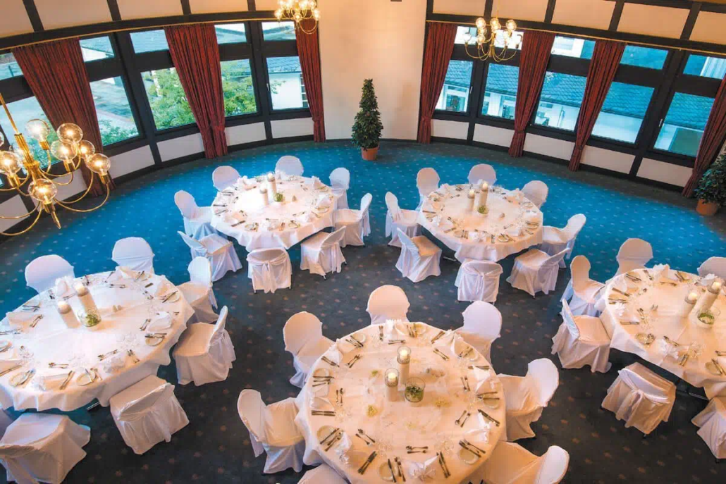 Tische von oben fotografiert mit Dekoration für eine Feier.