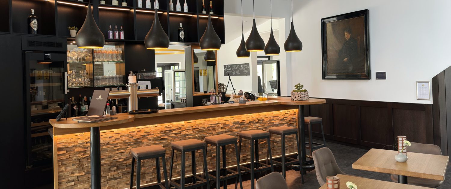 Moderne Bar oder Restauranttheke mit Hockern und Regalen.