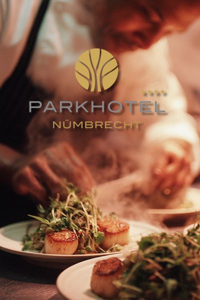 Werbemotiv für das Parkhotel Nümbrecht mit gedecktem Tisch im Hintergrund.