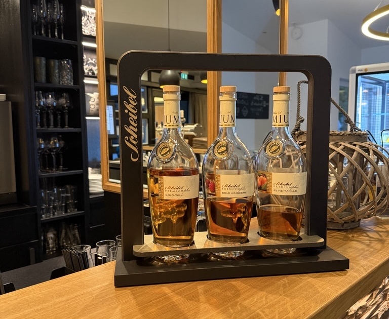 Präsentation von Whiskyflaschen in einer Bar oder Lounge.